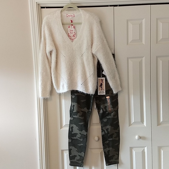 Pink Rose Sweaters - 🖤🆕SALE🆕🖤 FAB CREAM V-NECK SWEATER💙